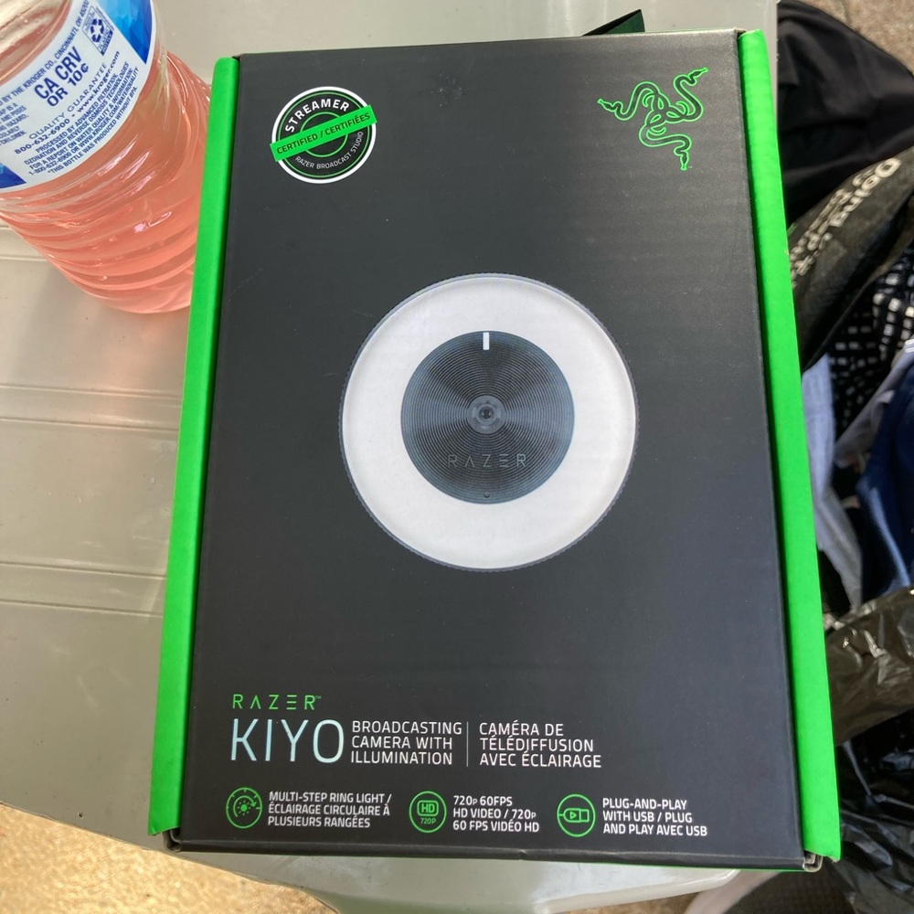 New broadcasting camera with illumination